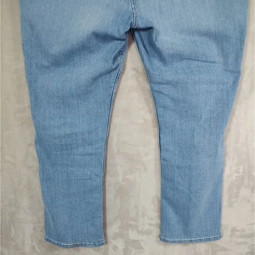 Lee Women's Mid-Rise Straight Leg Jeans Light Wash Size 18S Very Good Comdition